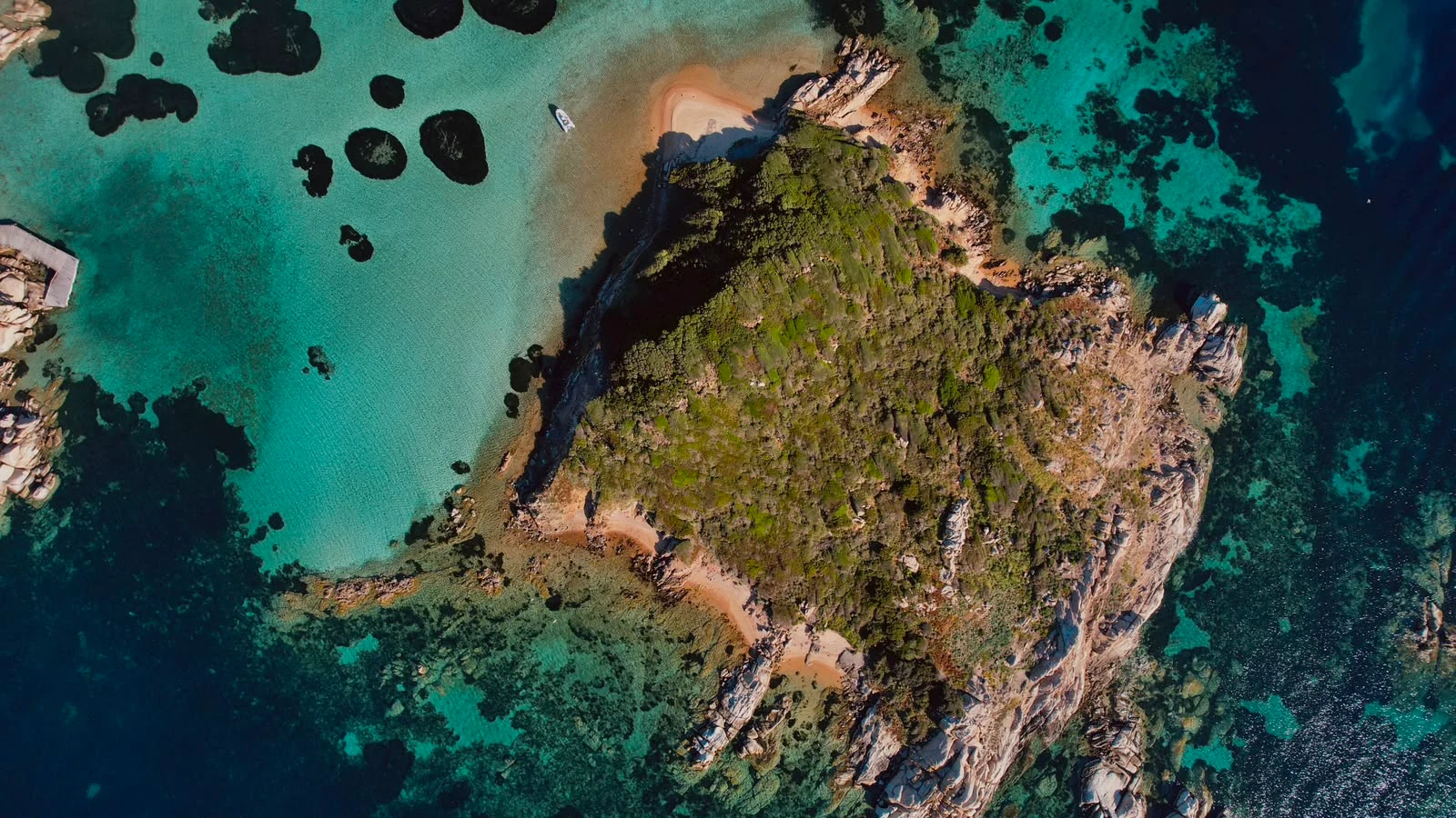 Veduta aerea di una cala con spiaggia nell'arcipelago di La Maddalena
