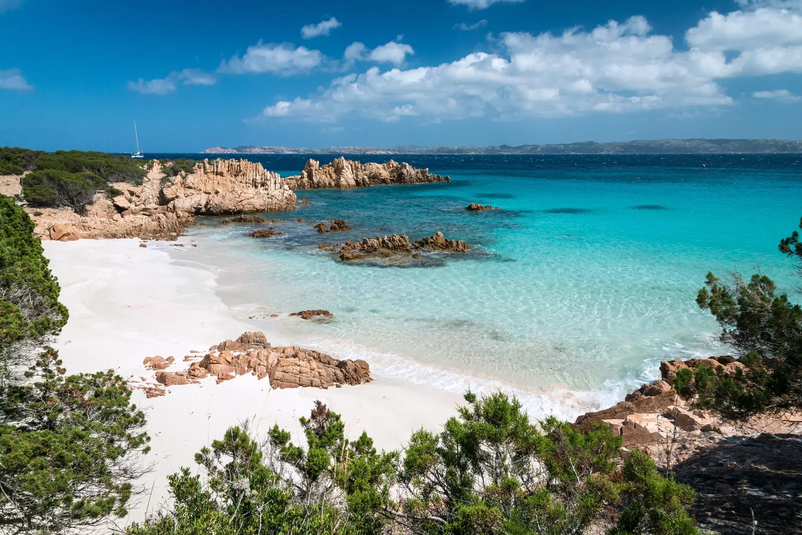 La celebre Spiaggia Rosa dell'isola di Budelli, nell'arcipelago di La Maddalena