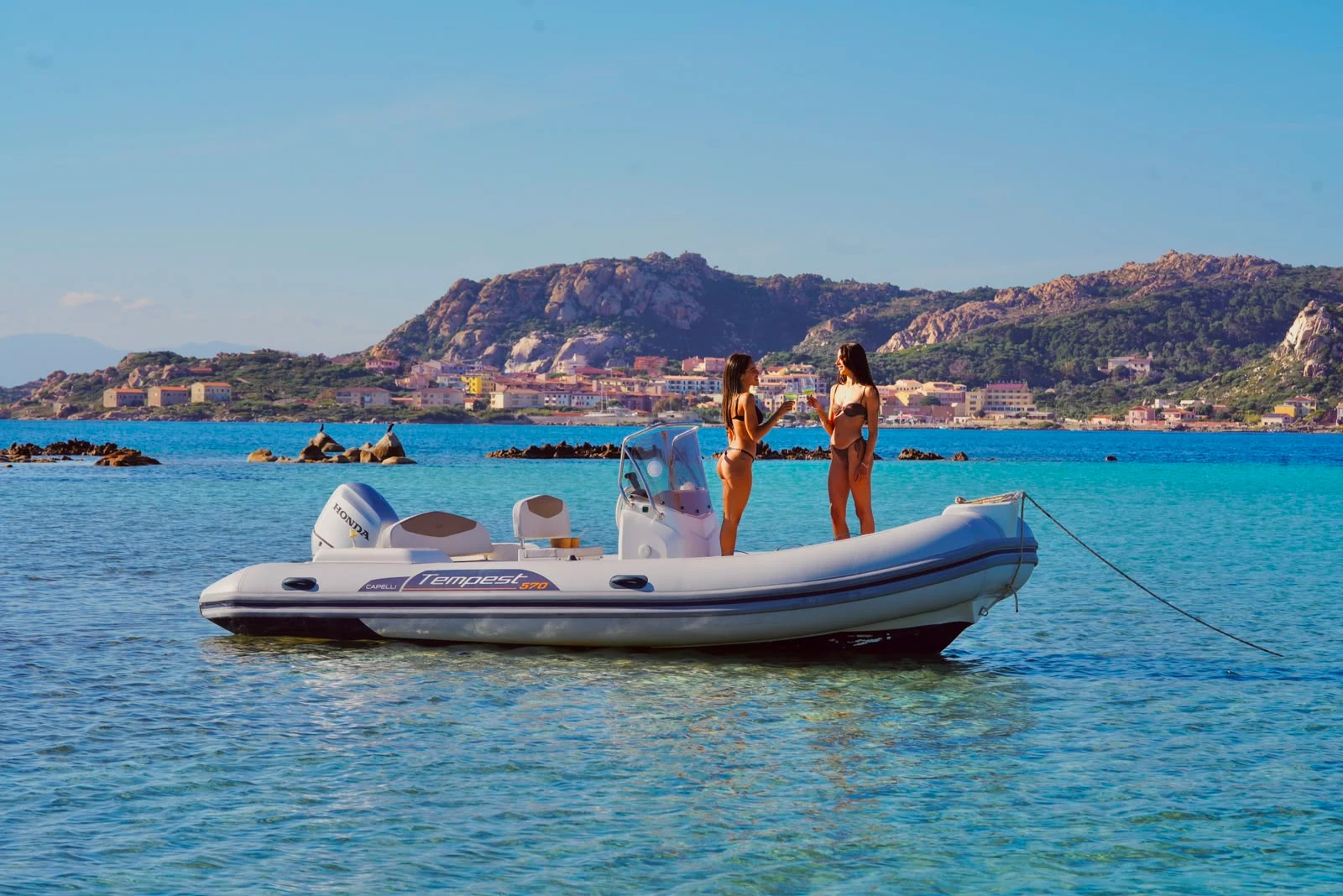 Gommone Capelli Tempest 570 curato e affidabile per il noleggio con skipper a La Maddalena